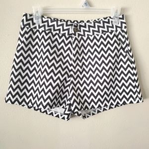 Unbranded Black & White Chevron Shorts Size Large